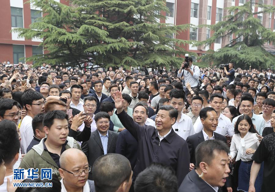 5月3日,中共中央总书记、国家主席、中央军委主席习近平来到中国政法大学考察。这是习近平向远处的师生们挥手致意。新华社记者 丁林 摄