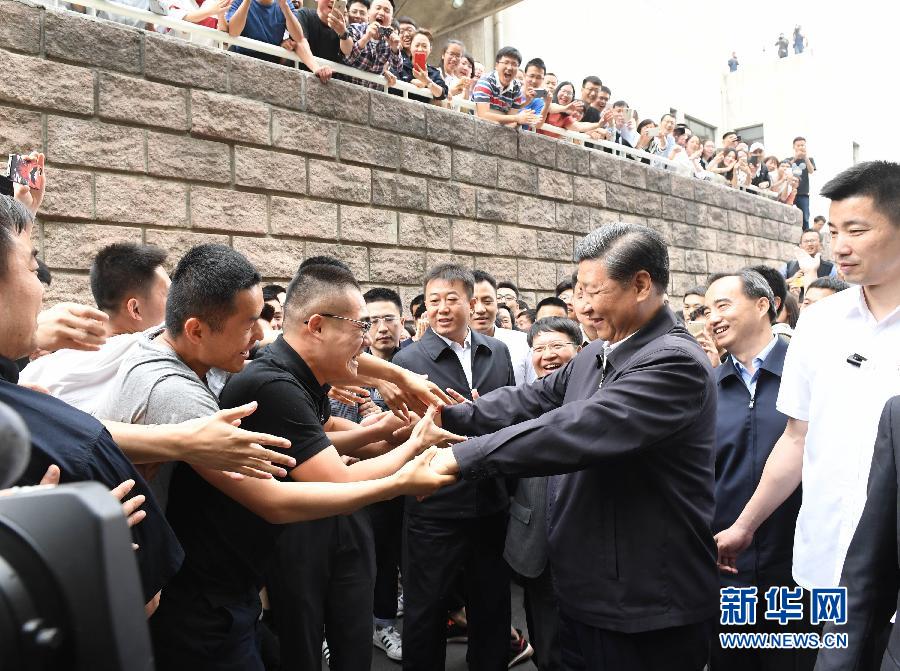 5月3日,中共中央总书记、国家主席、中央军委主席习近平来到中国政法大学考察。这是习近平同校园道路两旁的师生热情握手。新华社记者 李学仁 摄