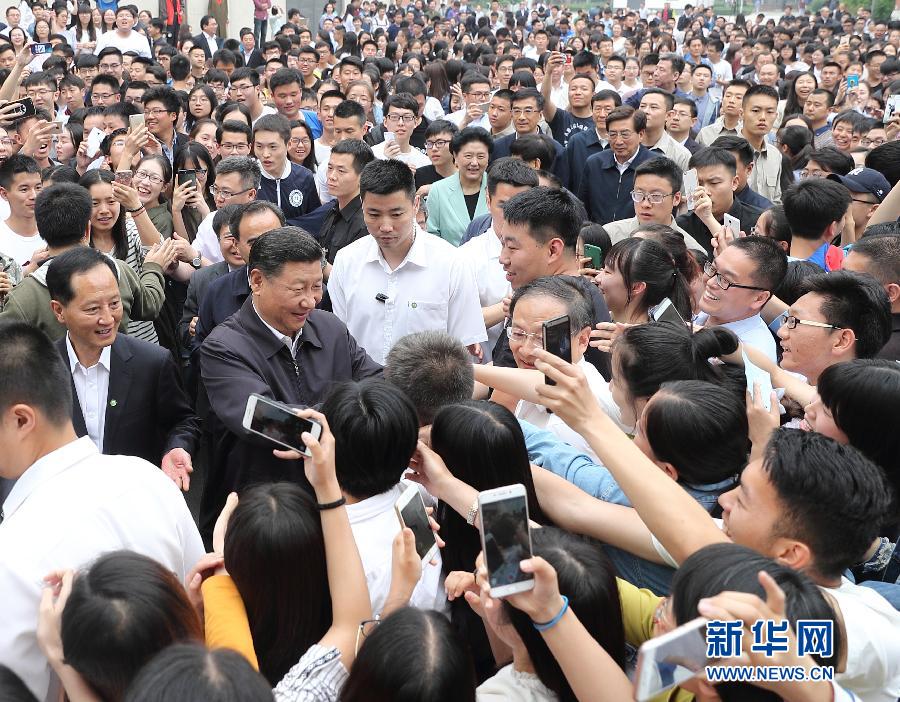 5月3日,中共中央总书记、国家主席、中央军委主席习近平来到中国政法大学考察。这是习近平同校园道路两旁的师生热情握手。新华社记者 王晔 摄