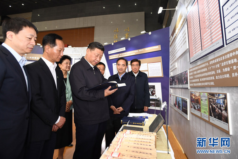 5月3日,中共中央总书记、国家主席、中央军委主席习近平来到中国政法大学考察。这是习近平参观校史及成果展。 新华社记者 李学仁 摄