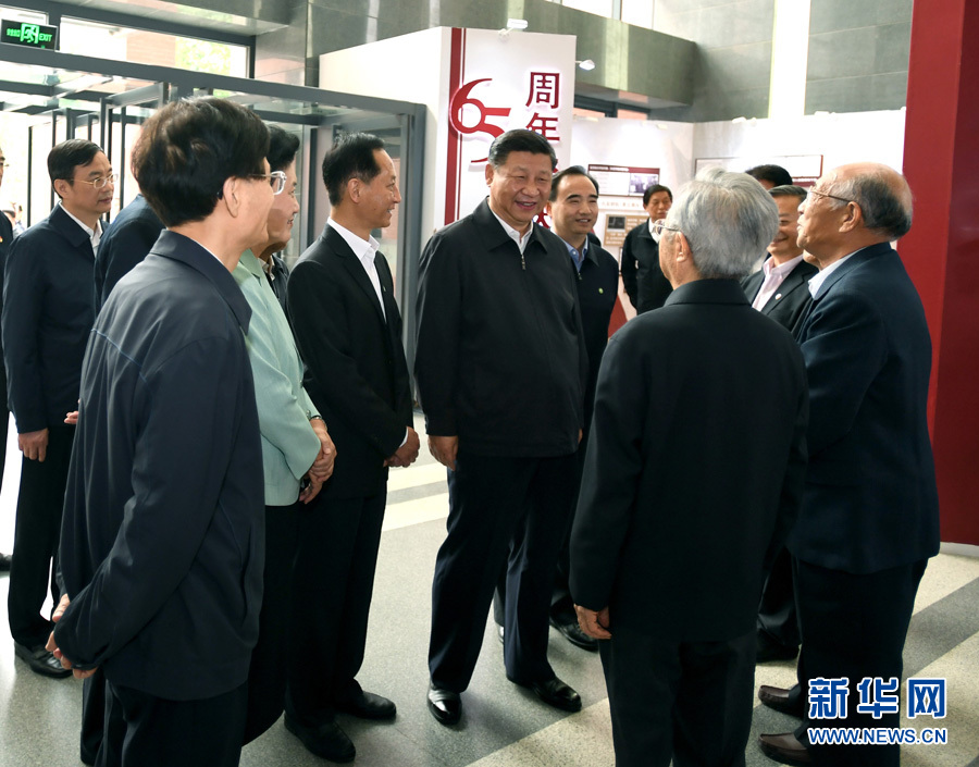 5月3日,中共中央总书记、国家主席、中央军委主席习近平来到中国政法大学考察。这是习近平会见中国政法大学资深教授,同他们亲切交谈。新华社记者 李学仁 摄